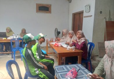 Siswa kelas 6B mengikuti Posyandu