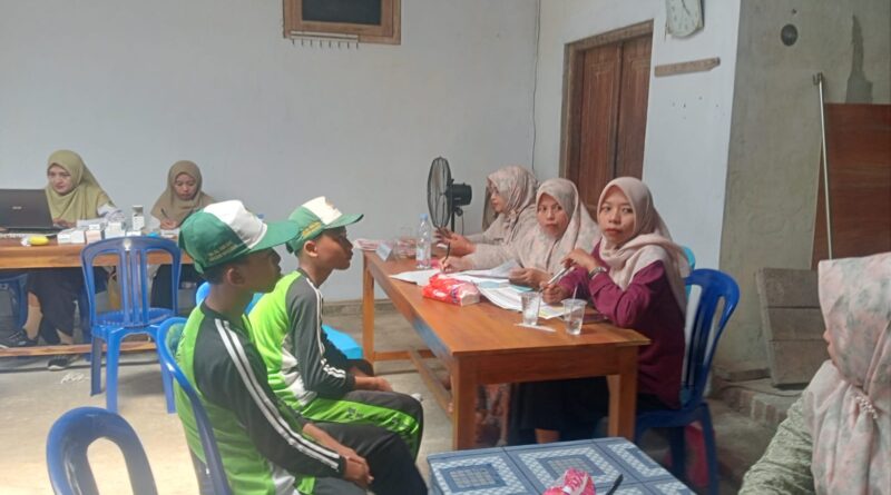 Siswa kelas 6B mengikuti Posyandu